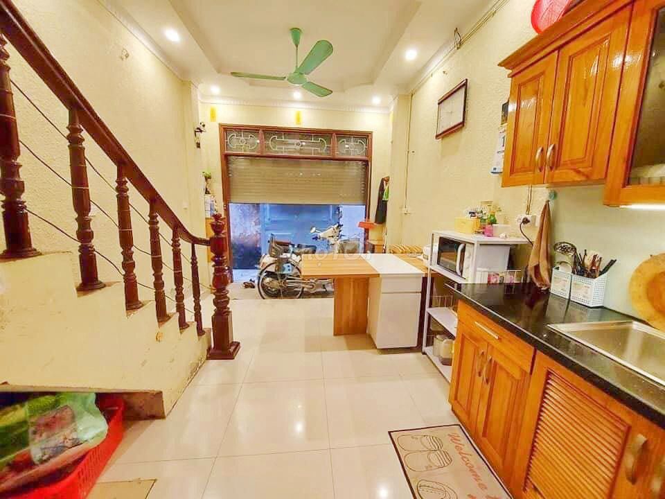 Bán nhà đất chính chủ tại Hà Nội nhà 5 tầng còn rất mới ở luôn,mặt tiền 3.5m