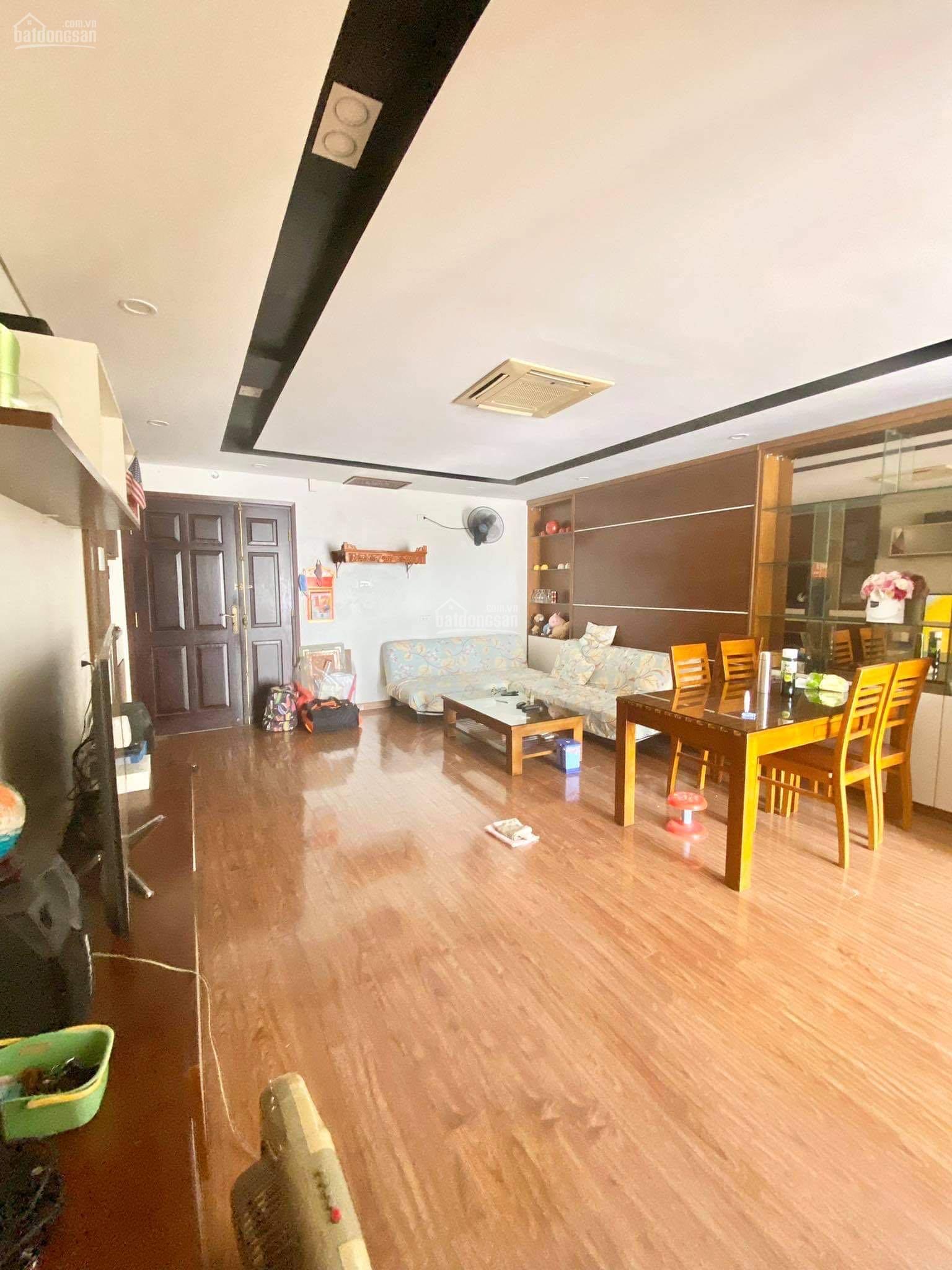 Cho thuê chung cư 25 Tân Mai vị trí nằm ở khu dân cư đông đúc gần chợ!